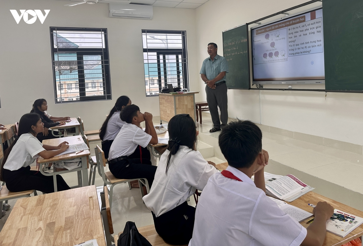 Học sinh Trường nội trú Tiểu học - THCS Buôn Đôn học tạm sách giáo khoa năm học trước trong lúc chờ cấp sách mới.