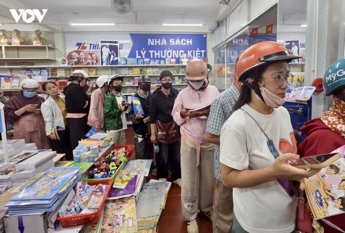 Phụ huynh Đắk Lắk cho biết đi nhiều ngày vẫn chưa thể mua đủ bộ sách cho con.
 