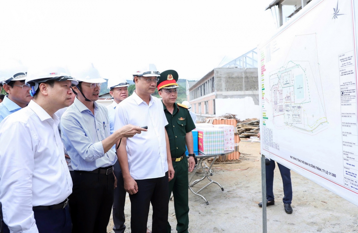 bi-thu-thanh-uy-da-nang-le-ngoc-quang-va-chu-tich-ubnd-thanh-pho-da-nang-kiem-tra-tien-do-thi-cong-cac-du-an.jpg