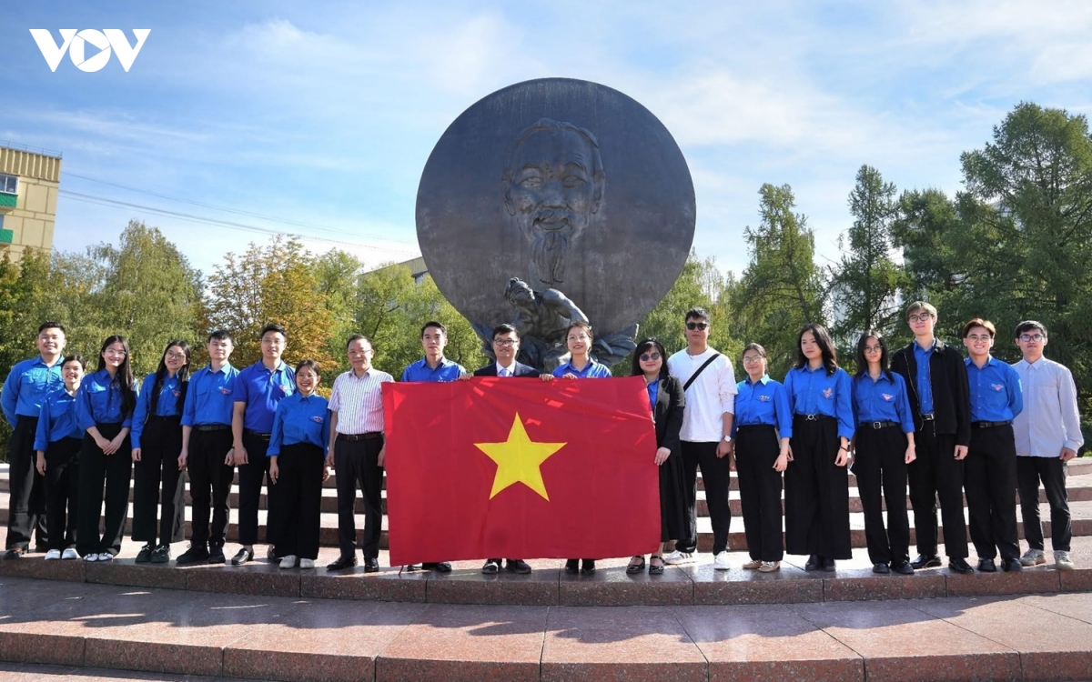 bieu-tuong-bac-ho-o-nga-tuoi-tre-viet-nam-o-nga-thanh-nien-viet-nam-o-nga-2026-quoc-ky-viet-nam-.ban-can-su-doan-o-nga.jpg