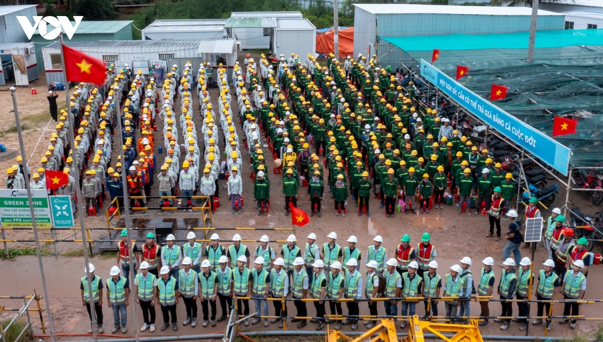 cac-cong-nhan-ky-su-don-quoc-khanh-ngay-tai-cong-truong-cac-du-an-phuc-vu-apec-2027.-.jpg