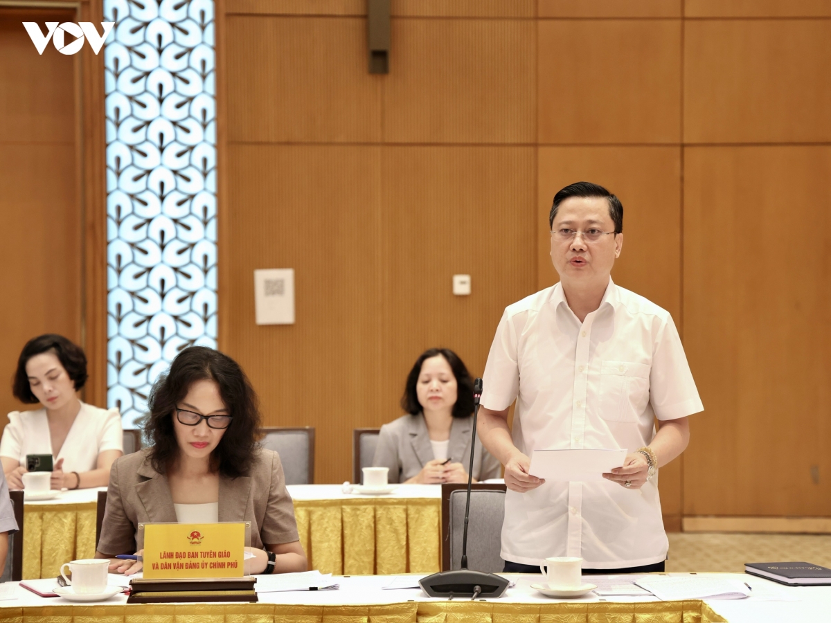 cac-dai-bieu-trao-doi-thao-luan-tai-hoi-nghi.jpg