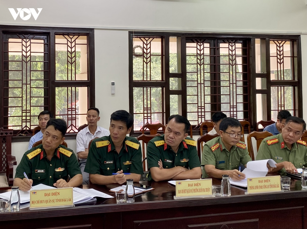 cac-don-vi-quan-doi-cong-an-o-dia-phuong-tham-gia-buoi-lam-viec.jpeg