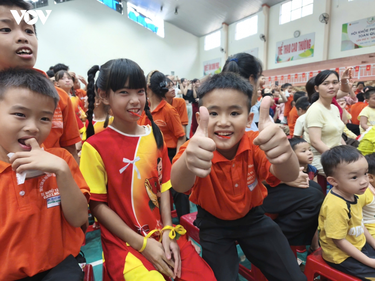 cac-em-pha-khich-khi-xem-van-nghe.jpg