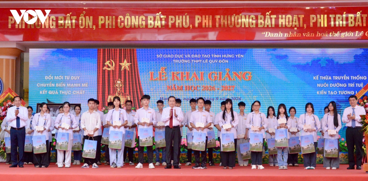 chu-tich-quoc-hoi-du-le-khai-giang-o-hung-yen-1.jpg