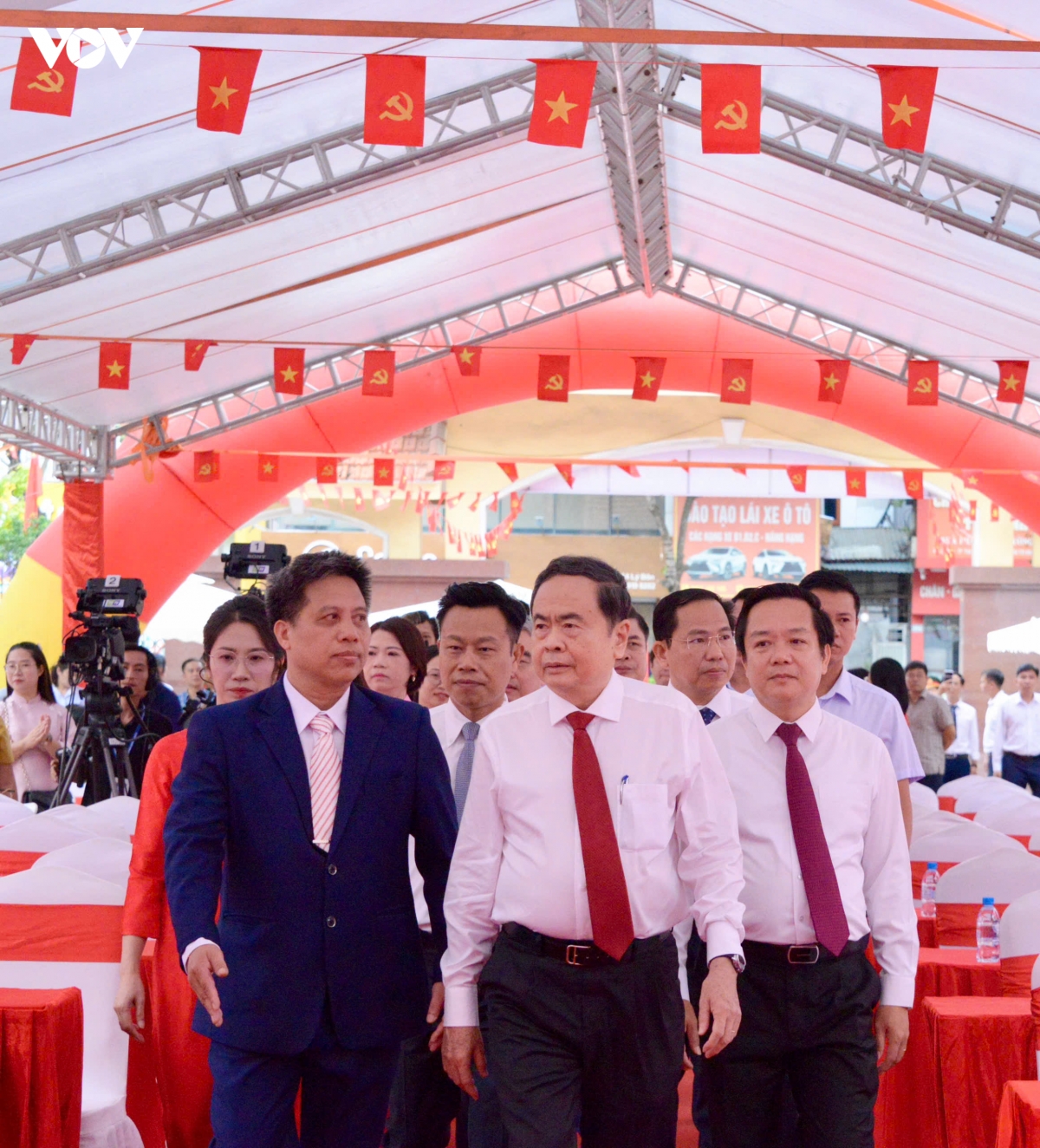 chu-tich-quoc-hoi-du-le-khai-giang-o-hung-yen-13.jpg