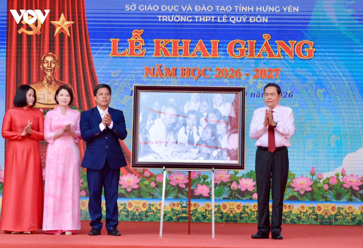 chu-tich-quoc-hoi-du-le-khai-giang-o-hung-yen-3.jpg
