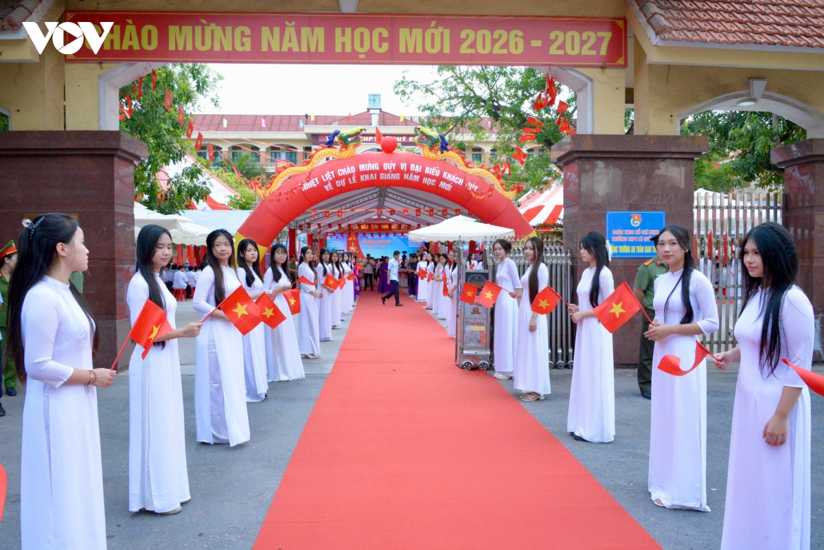 chu-tich-quoc-hoi-du-le-khai-giang-o-hung-yen-5.jpg