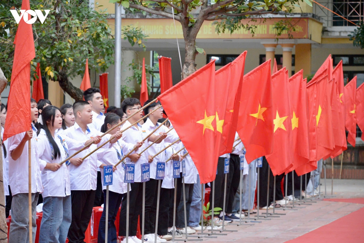 chu-tich-quoc-hoi-du-le-khai-giang-o-hung-yen-7.jpg
