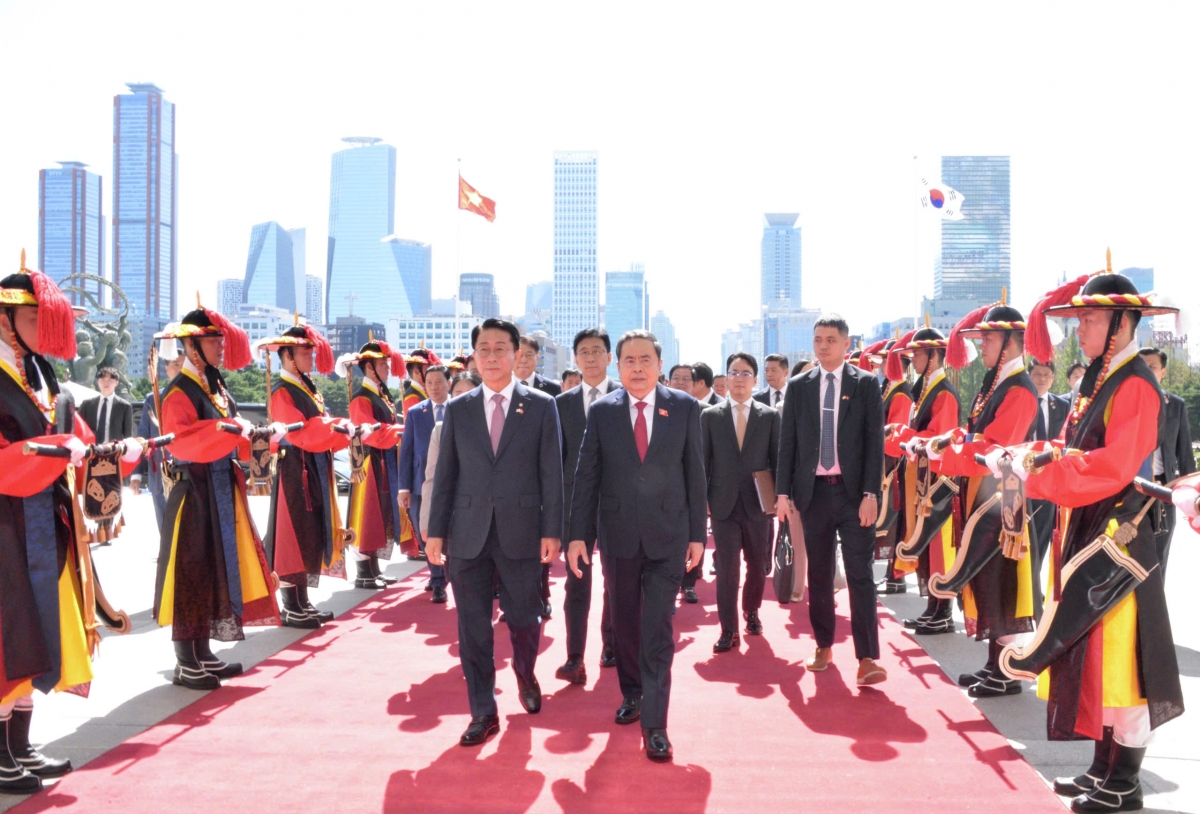 chu-tich-quoc-hoi-tran-thanh-man-tiep-han-quoc-2.jpg