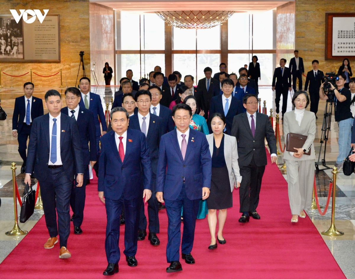 chu-tich-quoc-hoi-tran-thanh-man-tiep-han-quoc-3.jpg