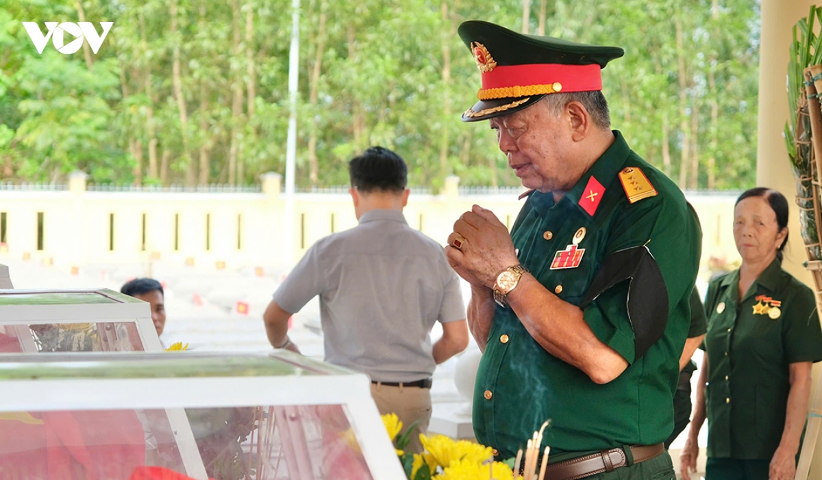 cuu-binh-trung-doan-575-phao-binh-khong-giau-duoc-niem-xuc-dong-khi-du-le-truy-dieu-an-tang-dong-doi-.jpg