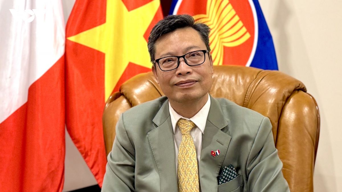 dai-su-trinh-duc-hai-tai-phap.jpg