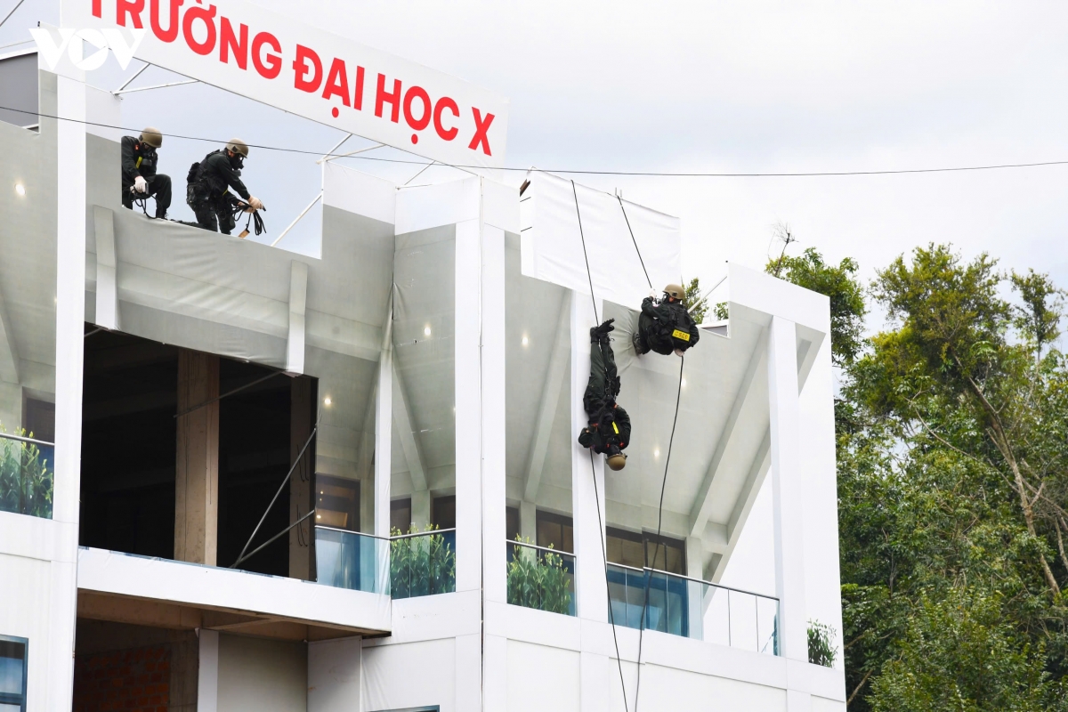 dien-tap-voi-tinh-huong-truong-dai-hoc-bi-khung-bo-bat-coc-con-tin.jpeg