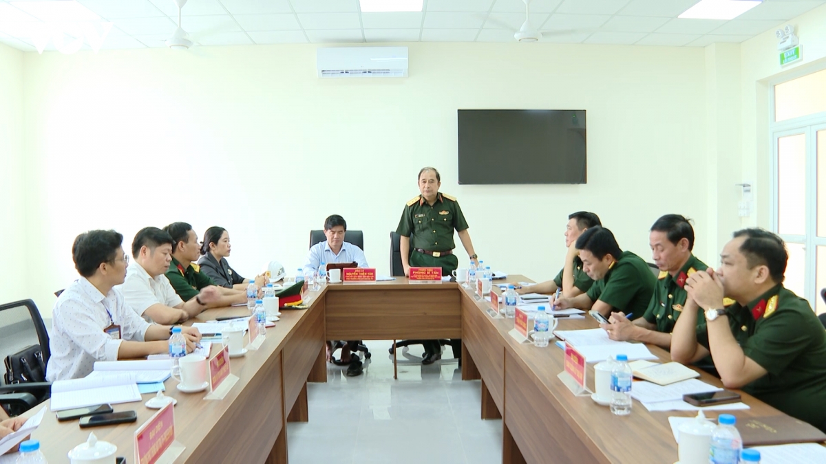 doan-cong-tac-lam-viec-tai-truong-ea-rok.jpeg
