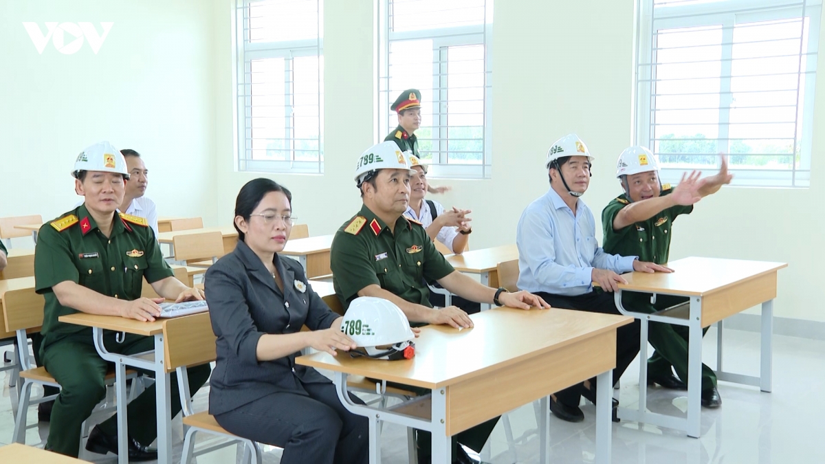 doan-cong-tac-ngoi-thu-ban-ghe-moi-cua-hoc-sinh-truong-ea-rok.jpeg