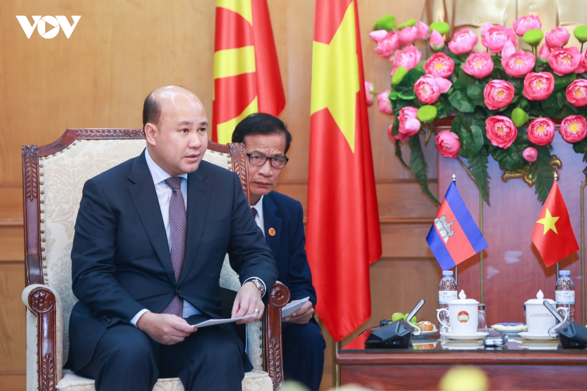 dong-chi-bui-minh-hoai-gap-dai-bieu-cap-cao-campuchia-3.jpg
