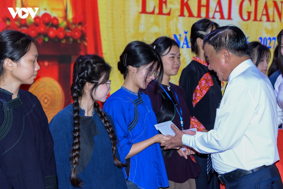 dong-chi-tran-cam-tu-du-le-khai-giang-2.jpg