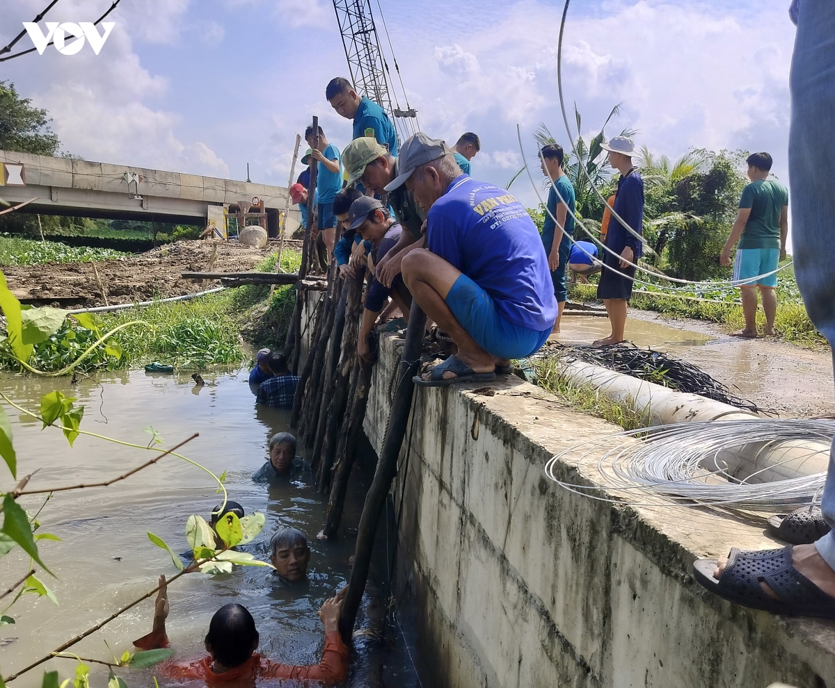 Người dân tỉnh Đồng Tháp khẩn trương thực hiện các giải pháp ứng phó với triều cường đang dâng cao