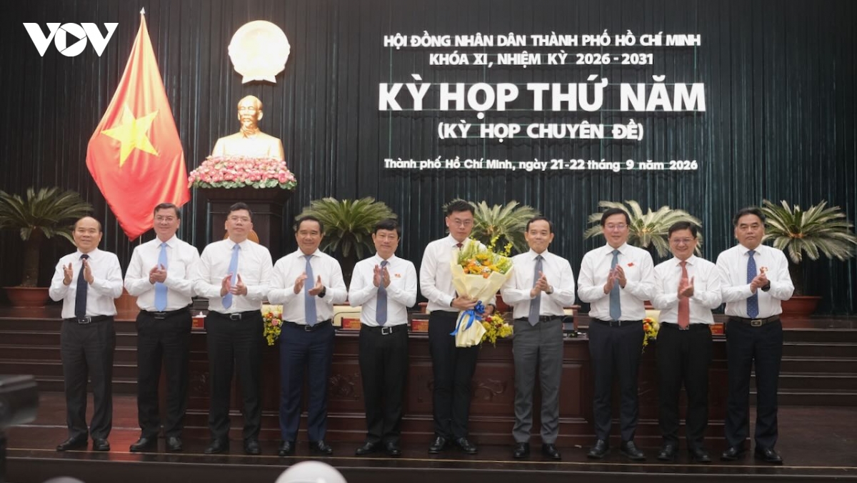 Ông Trương Minh Huy Vũ nhận hoa chúc mừng của lãnh đạo TP.HCM (Ảnh: Duy Phương)