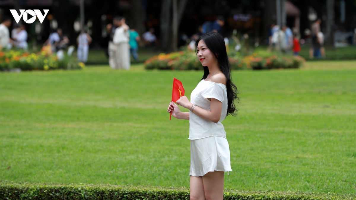 du-khach-tranh-thu-chup-anh-tai-dinh-doc-lap.jpg