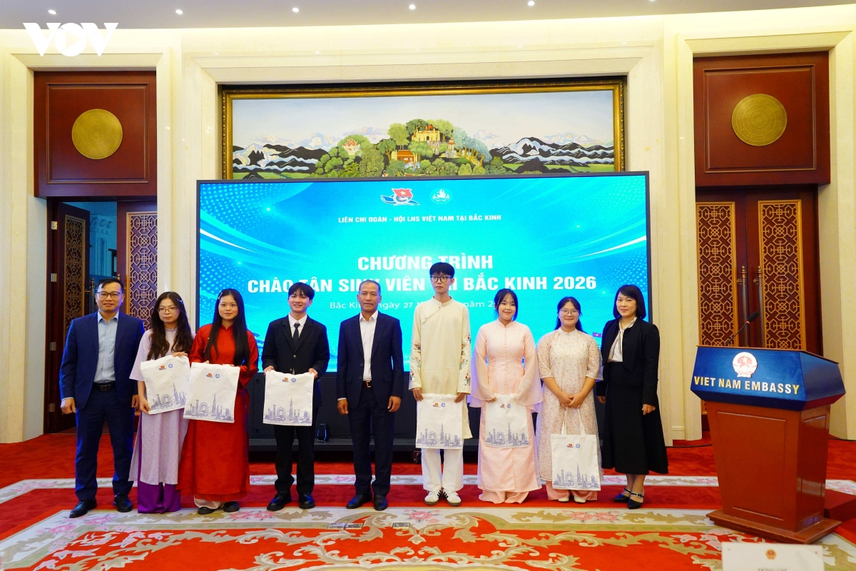 duong-bao-nam-khang-thu-tu-tu-trai-sang-mot-trong-nhung-luu-hoc-sinh-duoc-giai-trong-phan-thi-ve-nghi-quyet-chien-luoc.jpg