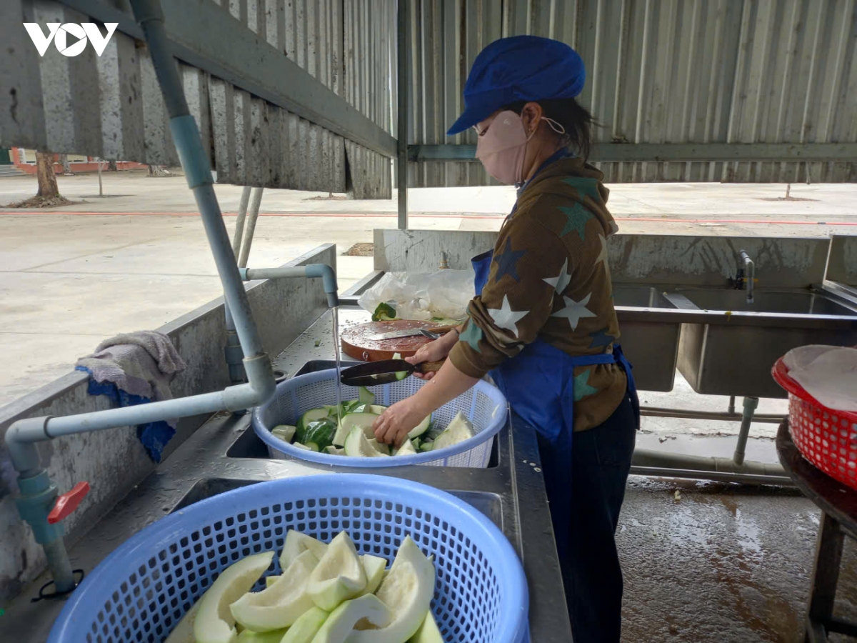 Chế biển suất ăn tại Trường THCS-PTTH Dân tộc nội trú Pi Năng Tắc, tỉnh Khánh Hòa