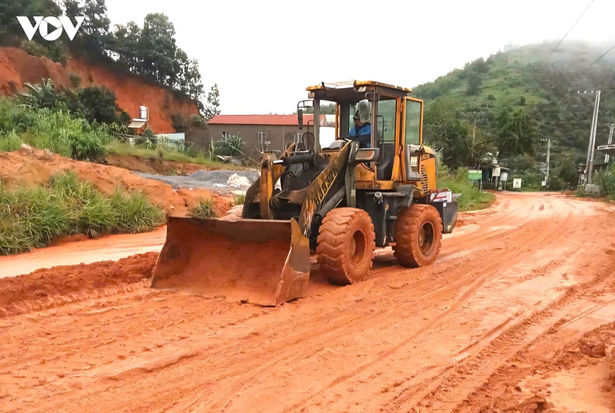 lam-dong-bun-dat-tran-lap-mat-duong-ql55-sau-mua-lon.jpg