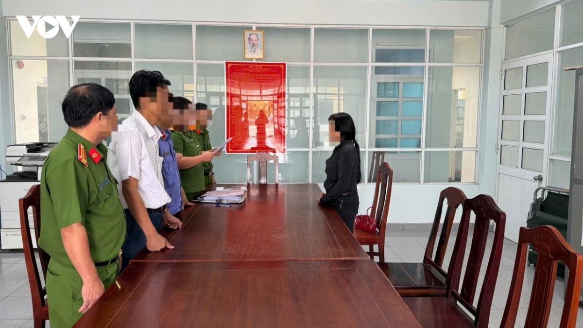 lam-dong-cong-an-kham-xet-tt-y-te-khu-vuc-ham-tan-1.jpg