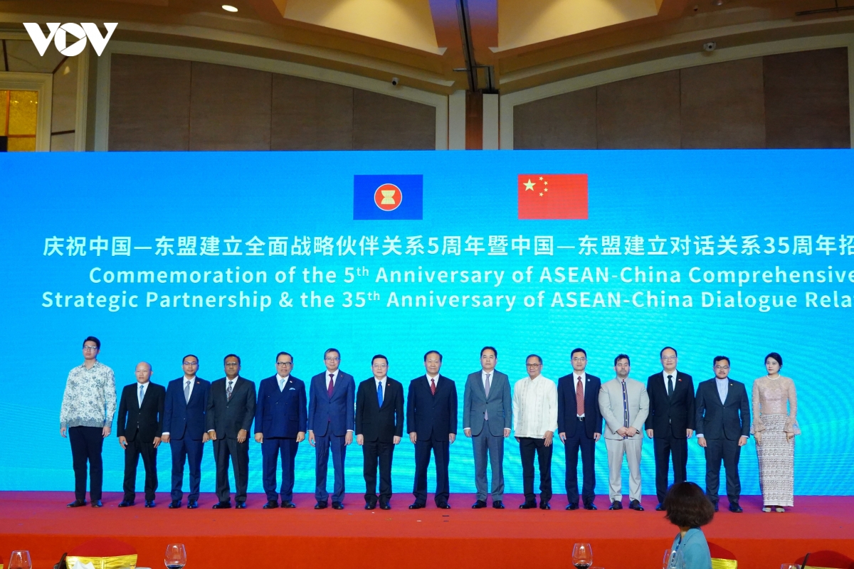 lanh-dao-va-dai-dien-11-nuoc-asean-va-trung-quoc-tham-du-le-ky-niem.jpg