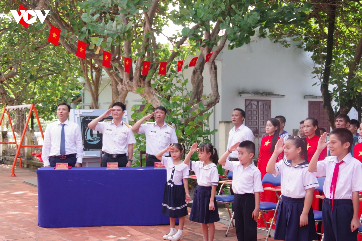 le-chao-co-truong-tieu-hoc-truong-sa.jpeg