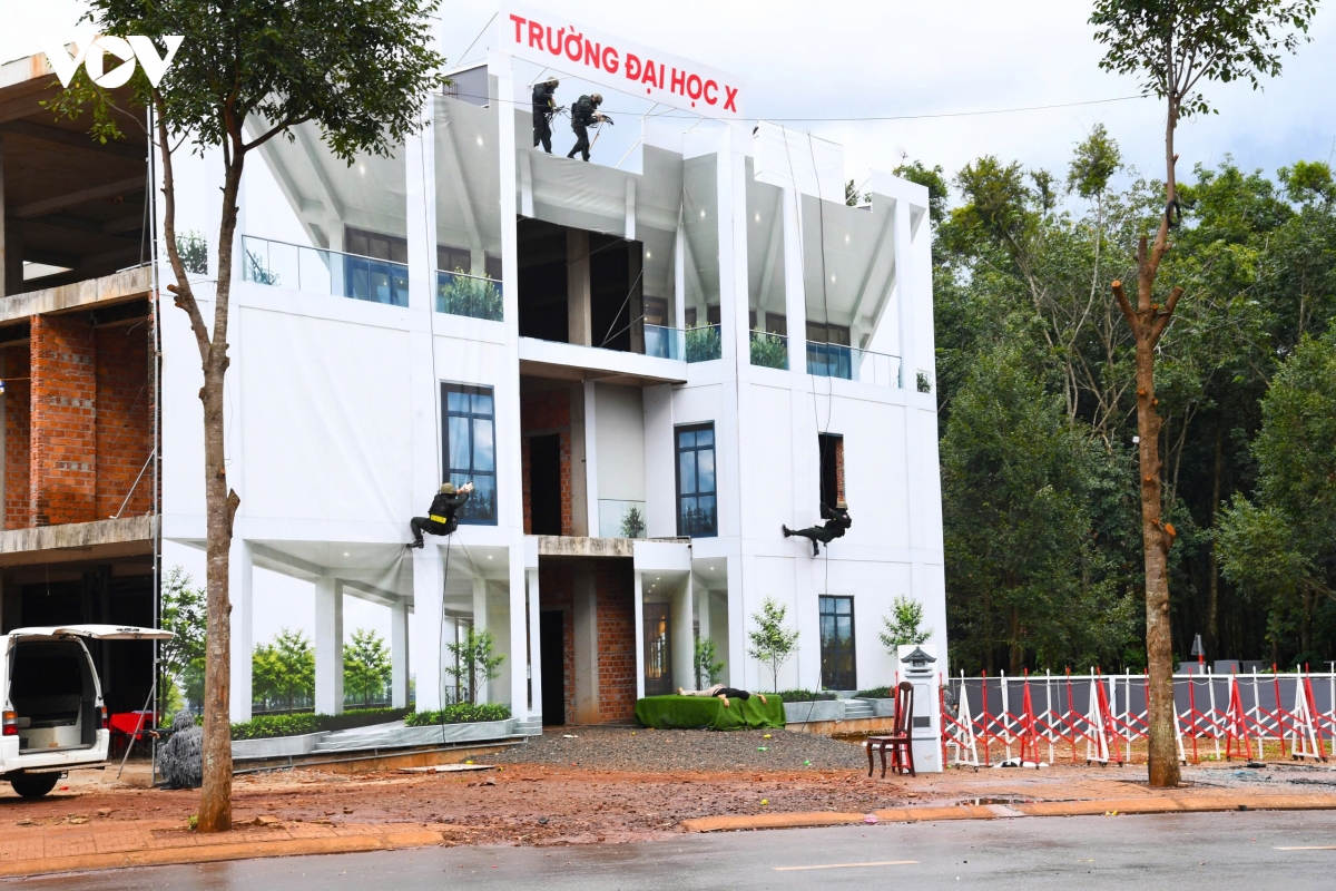 luc-luong-chuyen-nghiep-ung-pho-voi-tinh-huong-khung-bo.jpeg