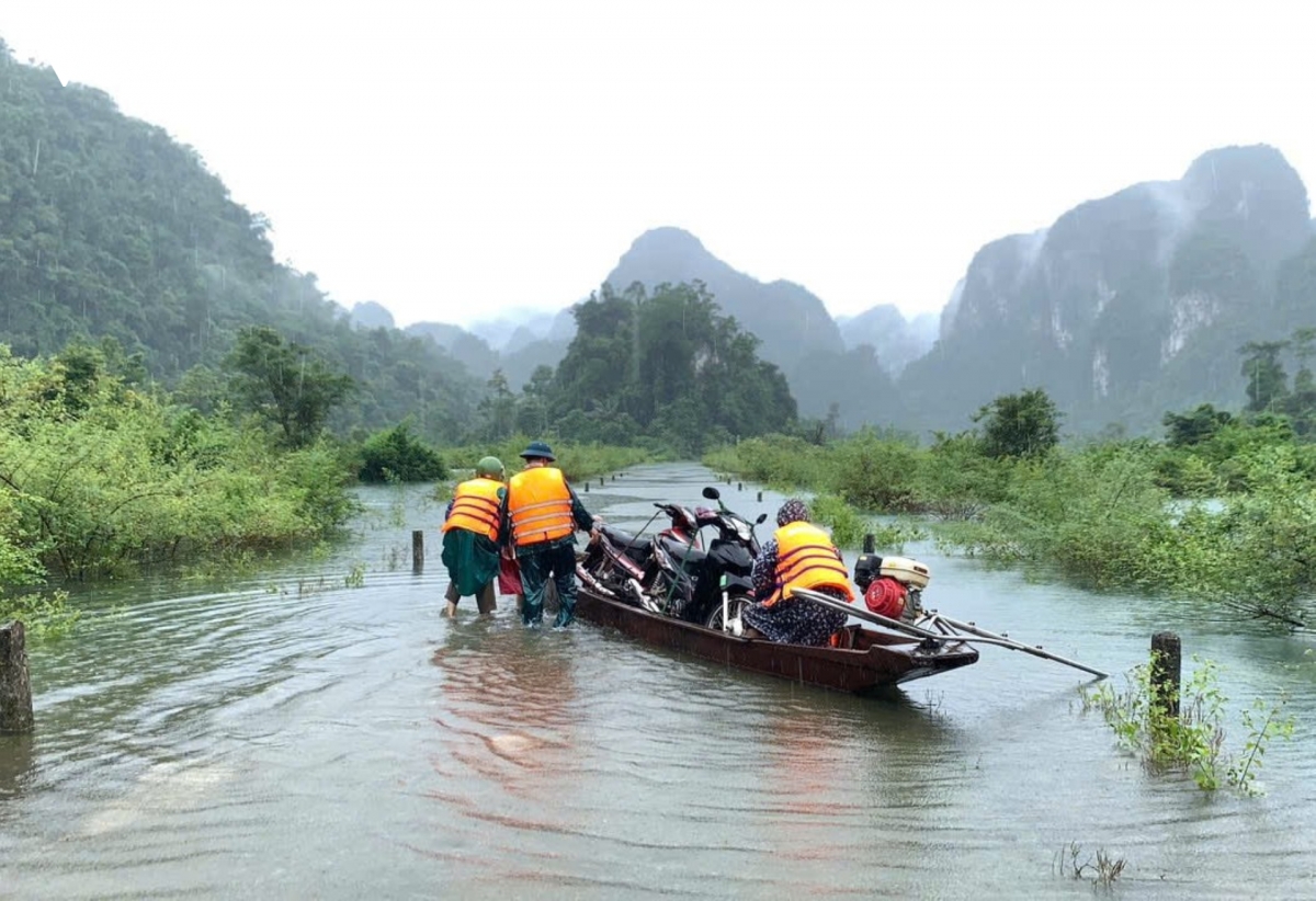 luc-luong-quan-su-bien-phong-ho-tro-dua-phuong-tien-hanh-ly-cua-giao-vien-len-thuyen.jpg