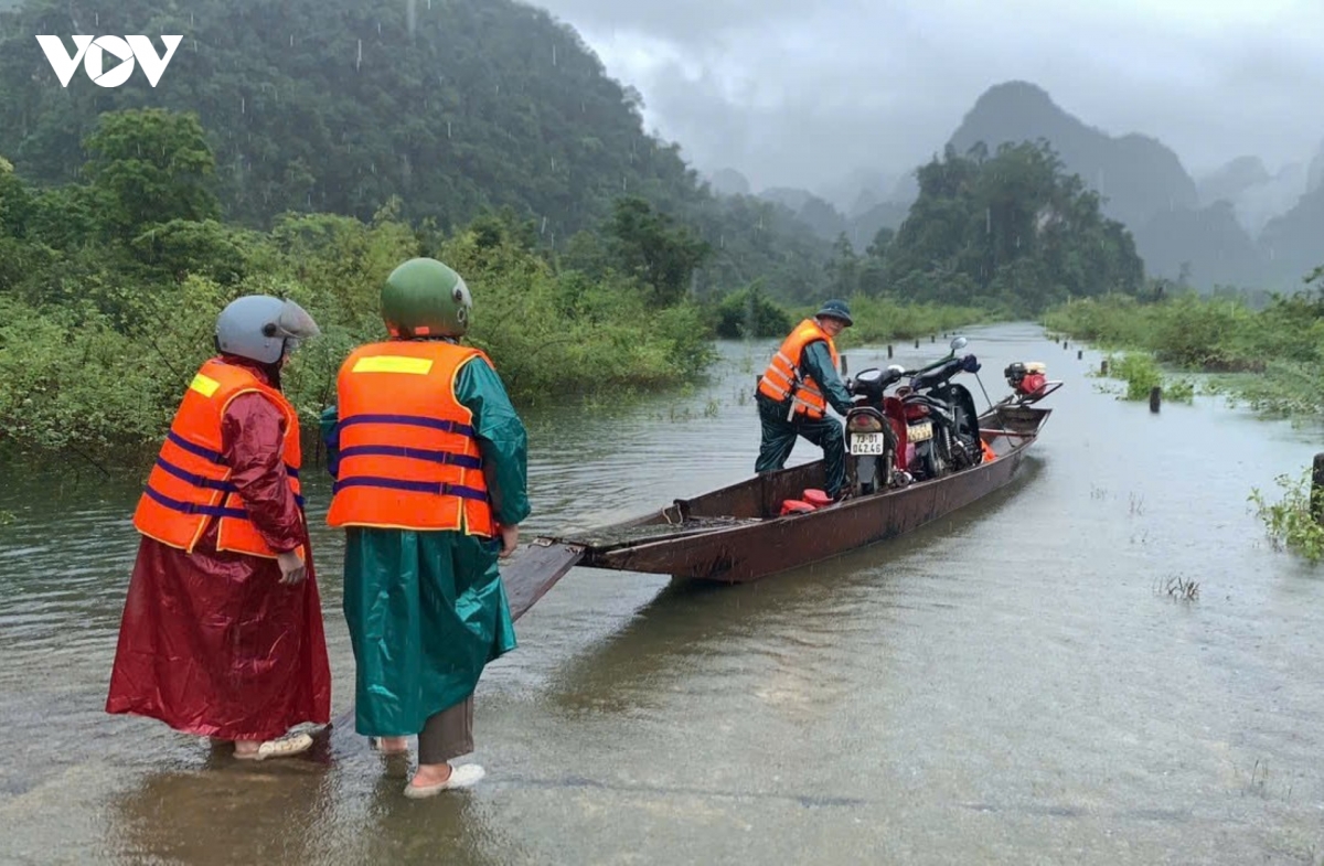 mien-nui-quang-tri-co-mua-nang-hat-viec-di-chuyen-cua-thay-co-giao-gap-kho-khan.jpg