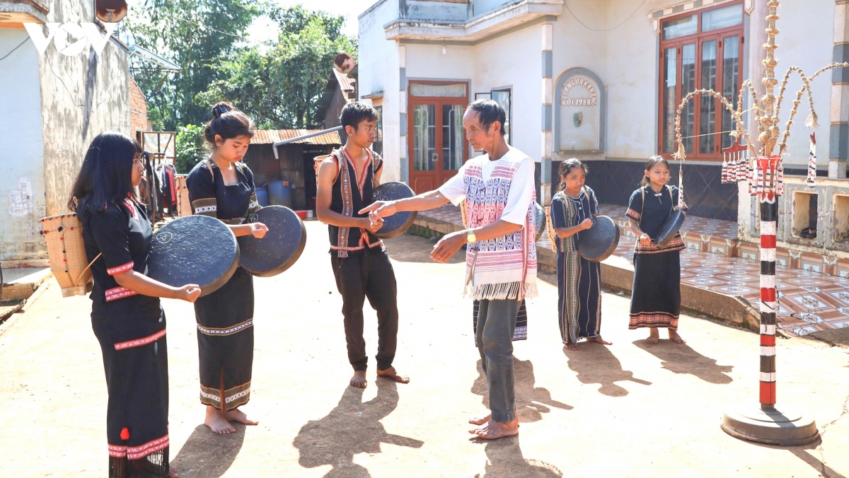 nguoi-co-uy-tin-gop-suc-giu-binh-yen-cho-buon-lang-3.jpg