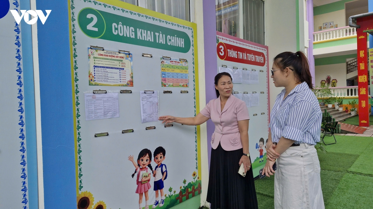 nguyen-phuc-5-phu-huynh-linh-va-co-hieu-truong-trao-doi-voi-nhau-ve-thuc-don-an-cua-con-trong-tuan.jpg
