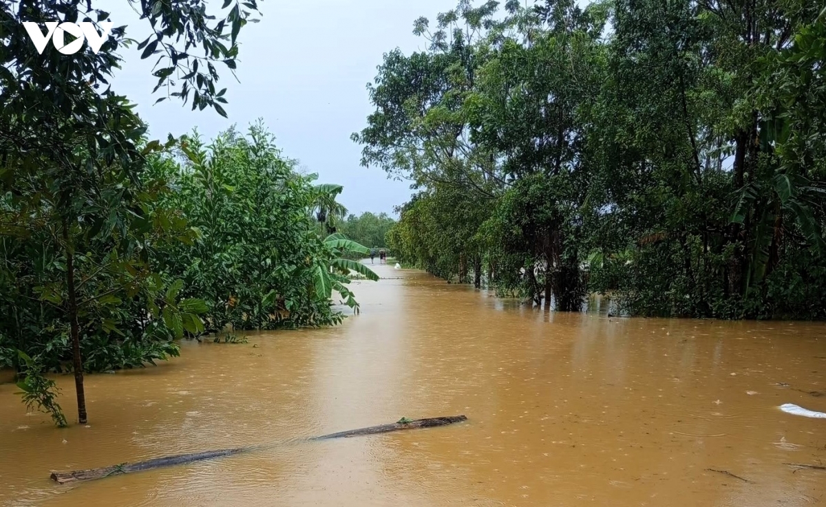 nhieu-khu-dan-cu-o-xa-nam-hai-lang-tinh-quang-tri-bi-ngap-lut.jpg