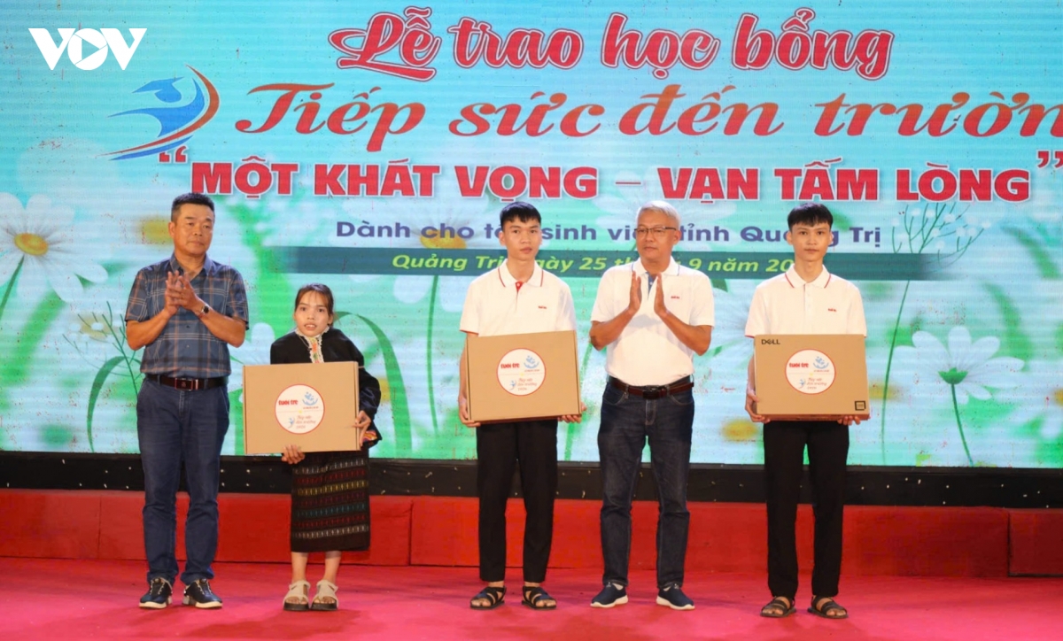 nhung-phan-qua-dac-biet-tang-tan-sinh-vien-hoan-canh-kho-khan.jpg