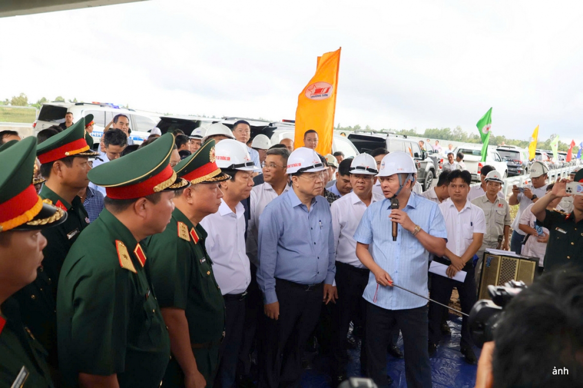 pho-thu-tuong-kiem-tra-cao-toc-chau-doc-can-tho-soc-trang-doan-qua-dia-ban-can-tho.jpg