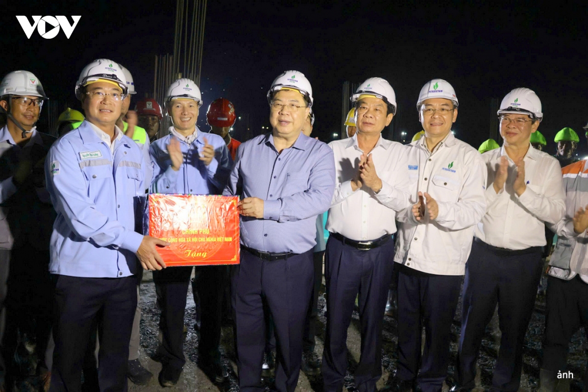 pho-thu-tuong-pham-gia-tuc-tang-qua-cho-can-bo-cong-nhan-vien-tai-buoi-kiem-tra.jpg
