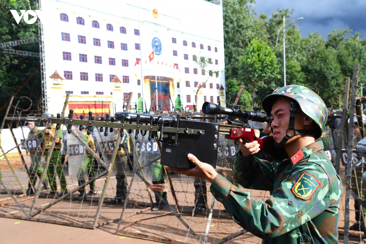 quan-doi-va-cong-an-phoi-hop-xu-ly-tinh-huong.jpeg