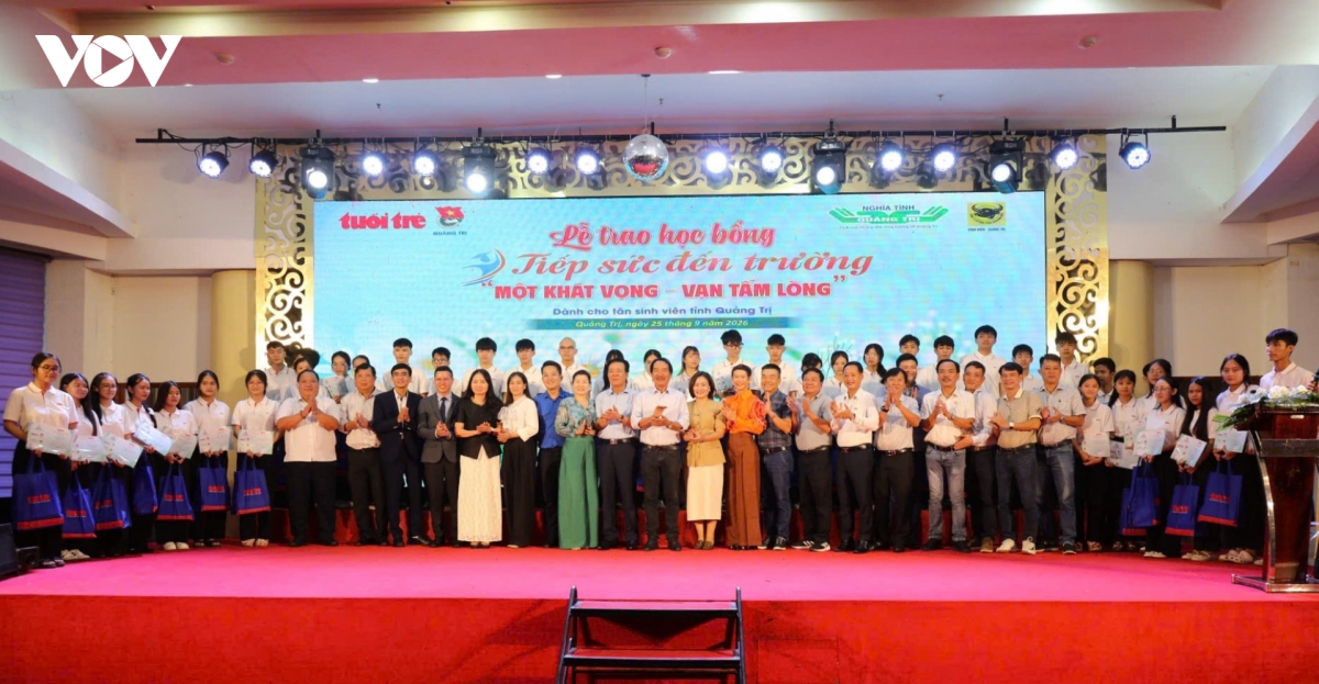 trao-hoc-bong-tiep-suc-den-truong-tang-tan-sinh-vien-quang-tri.jpg