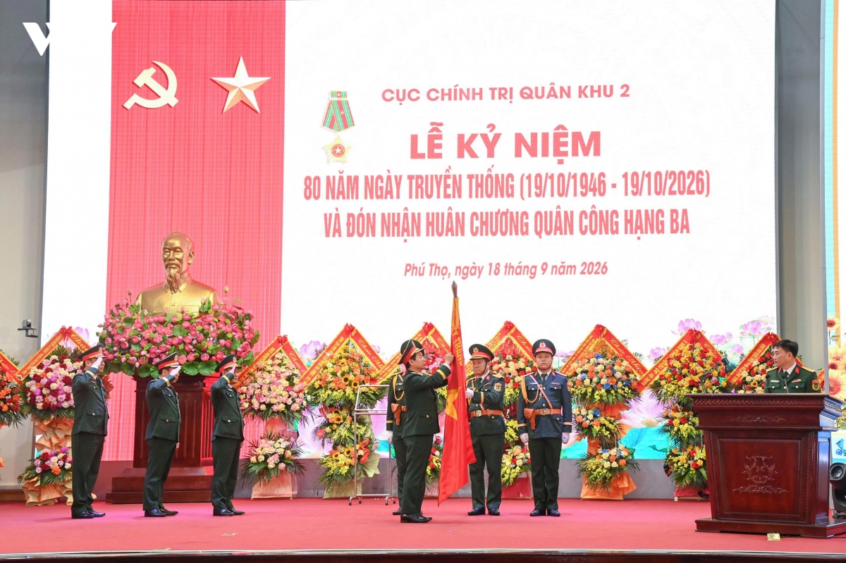 trao-tang-huan-chuong-quan-cong-hang-ba-cho-cuc-chinh-tri-quan-khu-2.jpg
