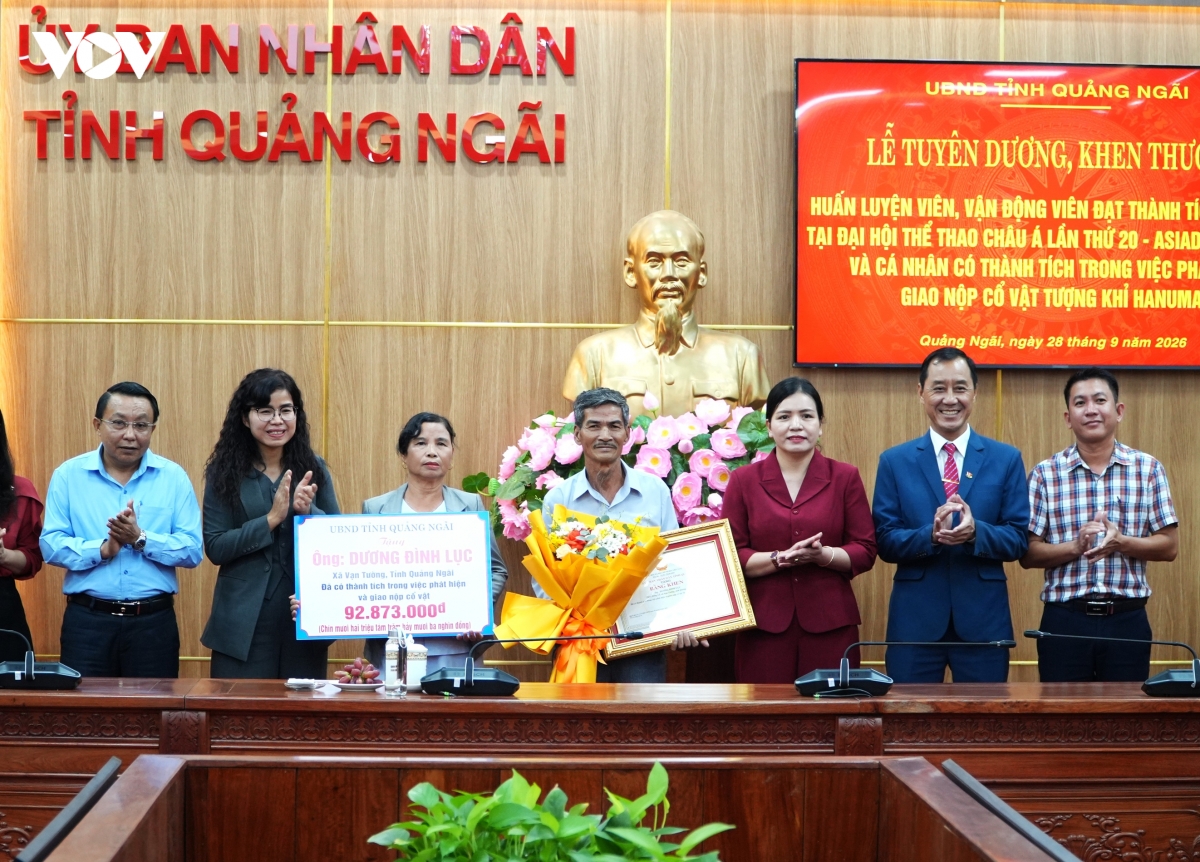 trao-thuong-ong-luc.jpg