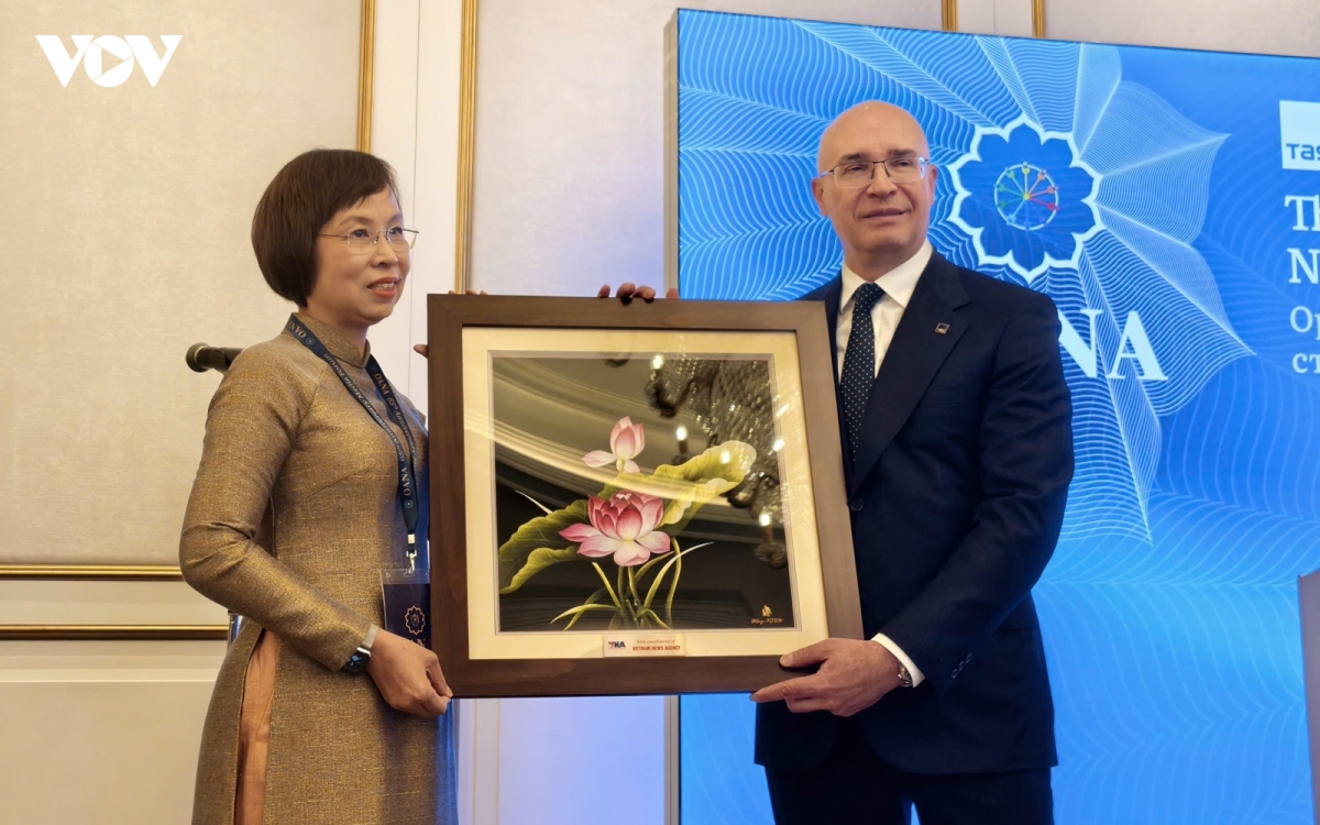 vna-tass-thong-tan-xa-viet-nam-nga-tai-dien-dan-oana-2026-vn-tang-qua-.vov_.jpg