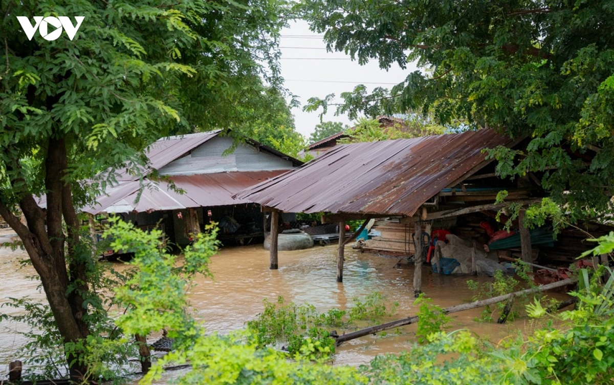 Mưa lớn kéo dài nhiều ngày đã gây ra tình trạng lũ lụt trên diện rộng tại nhiều tỉnh thành Campuchia