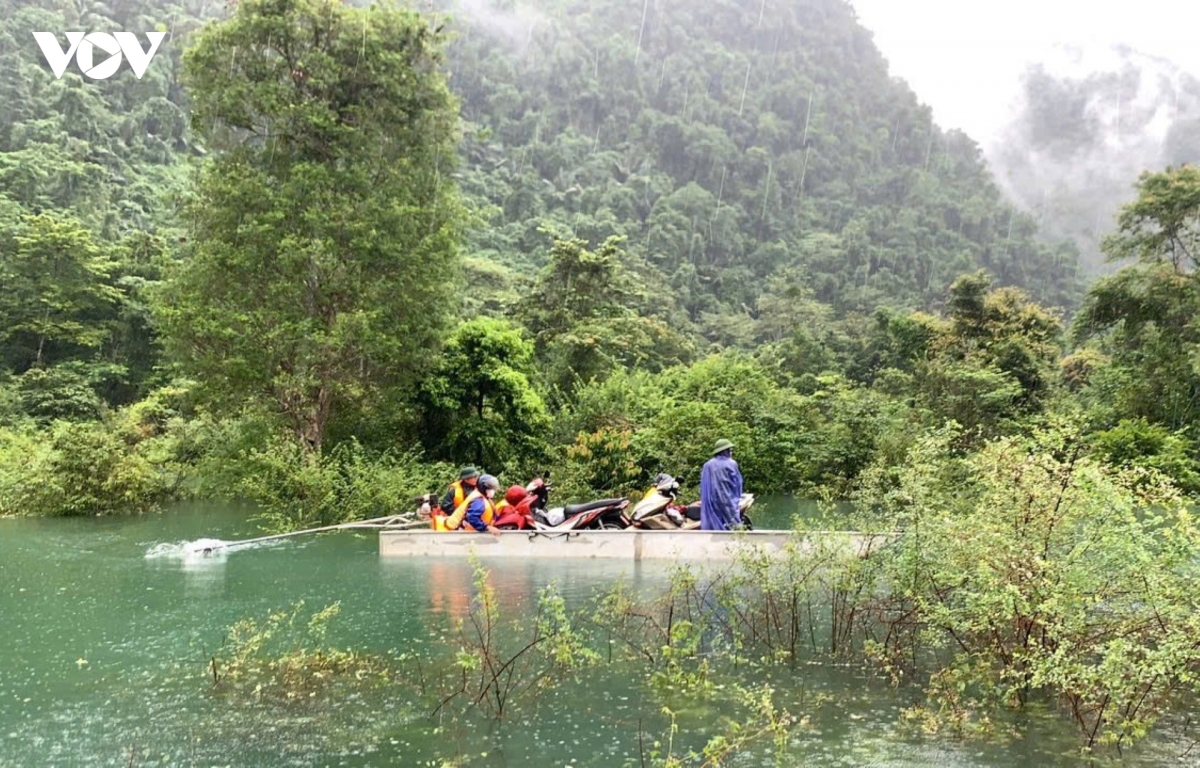 vuot-qua-khu-vuc-ngap-lut-o-thung-lung-hung-trau.jpg