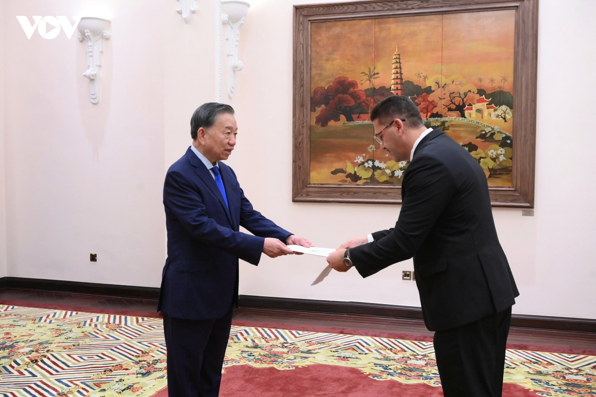 03-10_dai-su-palestine-trinh-quoc-thu-len-tong-bi-thu-chu-tich-nuoc-to-lam.jpg