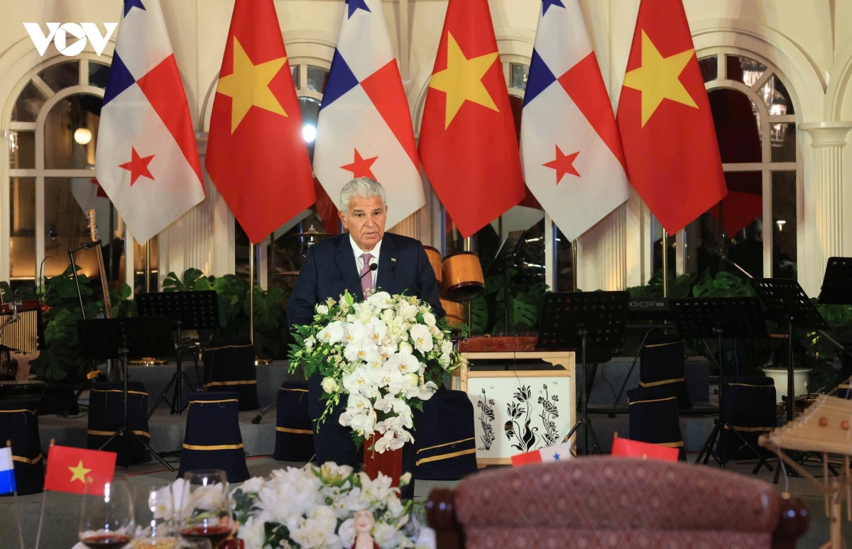 06-10_tong-thong-panama-phat-bieu-tai-tiec-chieu-dai.jpg