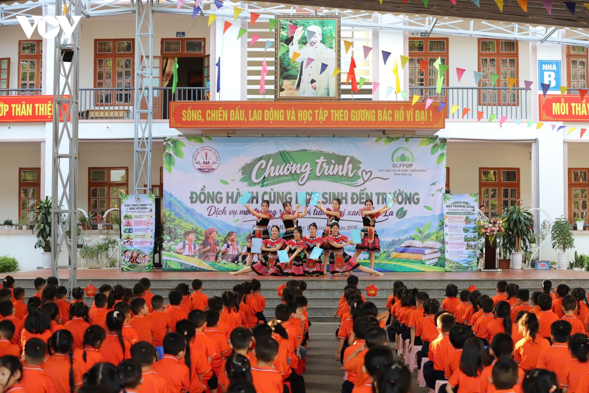 1.-chuong-trinh-dong-hanh-cung-hoc-sinh-den-truong-duoc-to-chuc-tai-truong-tieu-hoc-to-hieu-phuong-to-hieu-tinh-son-la.jpg